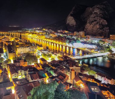 Eski Şehir Omis 'in, Cetina Nehri' nin ve geceleri dağların muhteşem panoramik manzarası. Konum: Omis, Dalmaçya, Hırvatistan, Avrupa