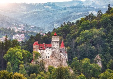 Drakula efsanesiyle bilinen ortaçağ Bran şatosunun manzarası. Transilvanya 'daki Bran ya da Drakula Kalesi. Konum: Brasov bölgesi, Transilvanya, Romanya, Avrupa