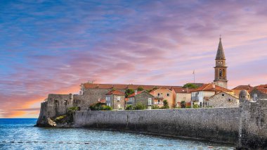 Adriyatik Denizi 'ndeki ortaçağ şehirlerinden Budva' nın manzarası. Konum: Budva, Karadağ, Balkanlar, Avrupa