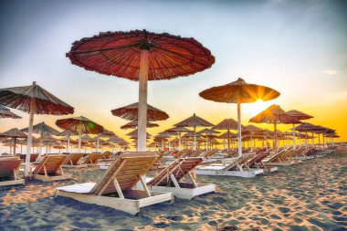 Ulcinj 'deki Great Beach' in (Velika Plaza) bir parçası olan Copacabana plajındaki güneş şemsiyeleri ve şezlonglar. Konum: Ulcinj, Karadağ, Balkanlar, Avrupa
