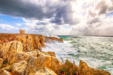 Valley Cala Domestica 'daki uçurumların muhteşem manzarası. Eski kulesi ve deniz fırtınası. Konum: Buggerru, Güney Sardunya, İtalya Avrupa