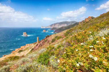 Laveria Lamarmora 'nın (Miniera di Nebida) antik kalıntılarının muhteşem bahar manzarası. Göz kamaştırıcı Akdeniz manzarası. Konum: Nebida, Sardunya, İtalya Avrupa