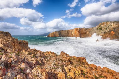 Valley Cala Domestica 'daki uçurumların muhteşem manzarası ve deniz fırtınası. Konum: Buggerru, Güney Sardunya, İtalya Avrupa
