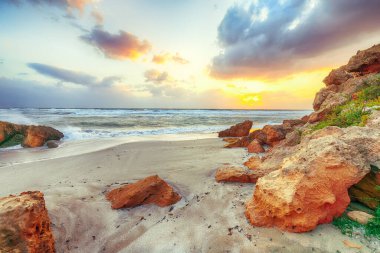 Del Sinis yarımadasındaki Capo San Marco Oristano sahilindeki dramatik gün batımı manzarası. Konum: Cabras, Oristano ili, Sardinya, İtalya, Avrupa
