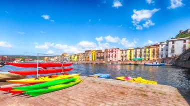 Temo nehrindeki Bosa kasabasının panoramik manzarası. Nehir kenarında tipik renkli İtalyan evleri var. Konum: Bosa kasabası, Oristano ili, İtalya, Avrupa