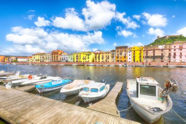 Temo nehrindeki Bosa şehrinin muhteşem manzarası. Nehir kenarında tipik renkli İtalyan evleri var. Konum: Bosa kasabası, Oristano ili, İtalya, Avrupa