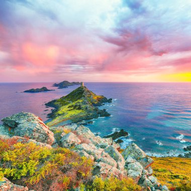 Popüler turizm beldesi Torra di a Parata üzerinde gün batımı Ceneviz Kulesi ve arka planda Sanguinaires Adaları 'ndan Archipelago. Konum: Corse-du-Sud, Ajaccio komünü, Korsika, Fransa, Avrupa