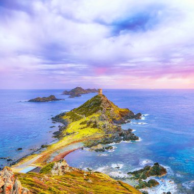 Popüler turizm beldesi Torra di a Parata üzerinde gün batımı Ceneviz Kulesi ve arka planda Sanguinaires Adaları 'ndan Archipelago. Konum: Corse-du-Sud, Ajaccio komünü, Korsika, Fransa, Avrupa