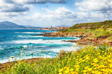 Sabahları Alghero şehrinin muhteşem ilkbahar manzarası. Fantastik Akdeniz manzarası. Konum: Alghero, Sassari ili, İtalya, Avrupa