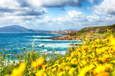 Sabahları Alghero şehrinin muhteşem ilkbahar manzarası. Fantastik Akdeniz manzarası. Konum: Alghero, Sassari ili, İtalya, Avrupa