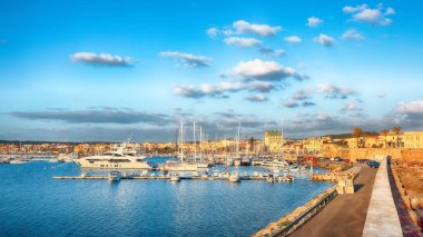 Alghero limanının muhteşem akşam manzarası. Akdeniz manzarası var. Konum: Alghero, Sassari ili, İtalya, Avrupa