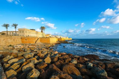 Alghero şehrinin tarihi kısmının muhteşem akşam manzarası. Fantastik Akdeniz manzarası. Konum: Alghero, Sassari ili, İtalya, Avrupa
