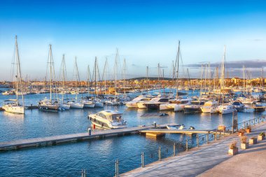 Alghero limanının muhteşem akşam manzarası. Akdeniz manzarası var. Konum: Alghero, Sassari ili, İtalya, Avrupa