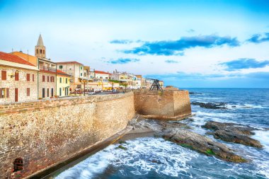 Alghero şehrinin tarihi kısmının muhteşem akşam manzarası. Fantastik Akdeniz manzarası. Konum: Alghero, Sassari ili, İtalya, Avrupa