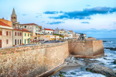 Alghero şehrinin tarihi kısmının muhteşem akşam manzarası. Fantastik Akdeniz manzarası. Konum: Alghero, Sassari ili, İtalya, Avrupa