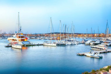 Alghero limanının muhteşem akşam manzarası. Akdeniz manzarası var. Konum: Alghero, Sassari ili, İtalya, Avrupa