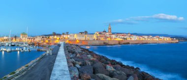 Alghero limanının panoramik akşam manzarası ve şehrin tarihi kısmı. Akdeniz manzarası var. Konum: Alghero, Sassari ili, İtalya, Avrupa
