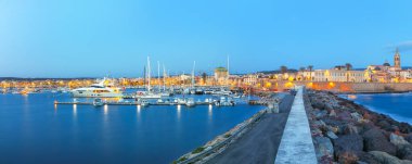 Alghero limanının panoramik akşam manzarası ve şehrin tarihi kısmı. Akdeniz manzarası var. Konum: Alghero, Sassari ili, İtalya, Avrupa