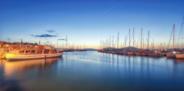 Alghero Körfezi 'ndeki Alghero Marina yat limanının gece görüşü. Konum: Alghero, Sassari ili, İtalya, Avrupa