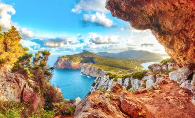 Cacccia Pelerini 'nde harika bir sabah manzarası var. Kayalıktaki mağaranın manzarası. Fantastik Akdeniz manzarası. Konum: Alghero, Sassari ili, İtalya, Avrupa