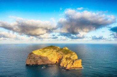 Cacccia Burnu 'ndan Forada Adası ve Palombi mağarasının göz kamaştırıcı sabah manzarası. Fantastik Akdeniz manzarası. Konum: Alghero, Sassari ili, İtalya, Avrupa
