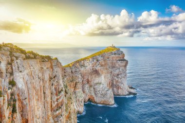 Cacccia Cape Lighthouse 'da harika bir sabah manzarası var. Fantastik Akdeniz manzarası. Konum: Alghero, Sassari ili, İtalya, Avrupa