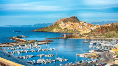 Castelsardo 'nun ortaçağ kasabası manzarası. Castelsardo limanının şehir manzarası. Konum: Castelsardo, Sassari ili, İtalya, Avrupa