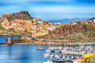 Castelsardo 'nun ortaçağ kasabası manzarası. Castelsardo limanının şehir manzarası. Konum: Castelsardo, Sassari ili, İtalya, Avrupa