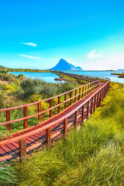 Porto Taverna plajına giden yaya geçidinden gün doğuyor.