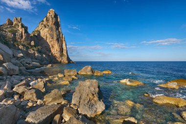 Punta Pedra Longa 'nın muhteşem manzarası ve denizdeki masmavi su. Konum: Baunei, Nuoro ili, Sardinya, İtalya, Avrupa