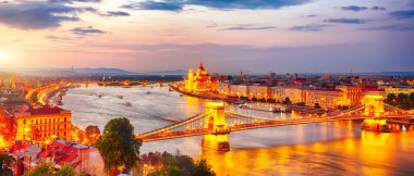 Budapeşte şehri akşam sahnesi. Zincir Köprüsü, Tuna Nehri ve ünlü Parlamento binası manzaralı. Konum: Budapeşte, Macaristan, Avrupa.