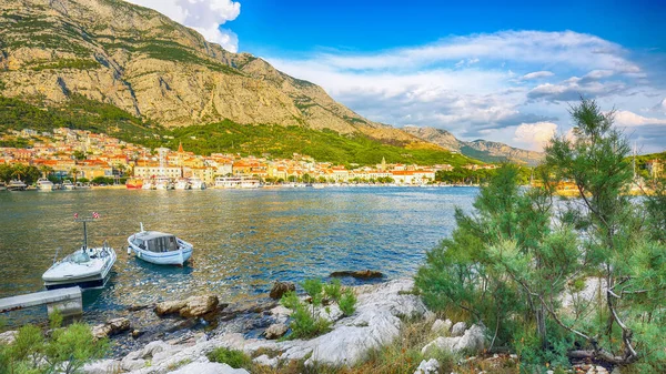 Vista Esplêndida Cidade Resort Makarska Dia Verão Com Porto Pitoresco — Fotografia de Stock