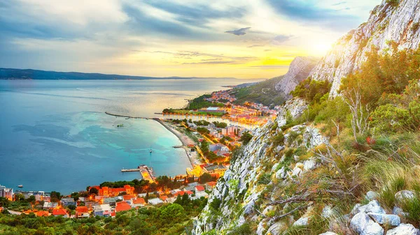 セティナ川 山と日没の旧市街オミスの美しい空中パノラマビュー オミス ダルマチア クロアチア ヨーロッパ — ストック写真