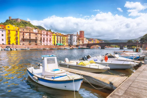 Temo Nehri Boyunca Ponte Vecchio Köprüsü Olan Bosa Şehrinin Şaşırtıcı — Stok fotoğraf