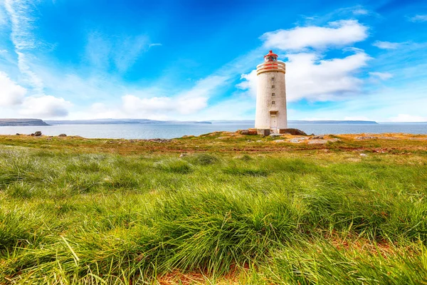 在冰岛北部的一个晴朗的日子里 可以俯瞰Vatnsnes半岛的Skarsviti灯塔 Hvammstangi Vatnsnes Peninsula Iceland Europe — 图库照片