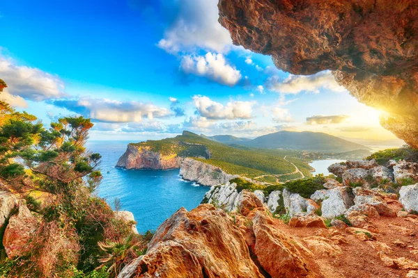 卡西亚披风上迷人的晨景 从悬崖上的山洞里看过去 迷人的地中海海景 Alghero Province Sassari Italy Europe — 图库照片