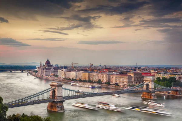 Budapest Város Esti Jelenete Kilátás Lánchídra Dunára Parlament Híres Épületére — Stock Fotó