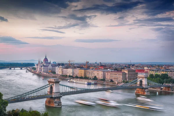 Budapest Város Esti Jelenete Kilátás Lánchídra Dunára Parlament Híres Épületére — Stock Fotó