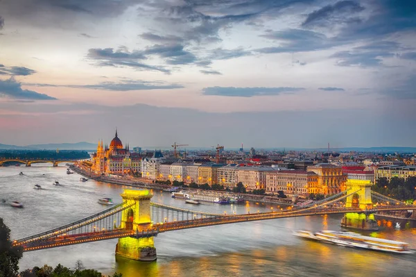Scena Wieczoru Budapeszcie Widok Most Łańcuchowy Dunaj Słynny Budynek Parlamentu — Zdjęcie stockowe