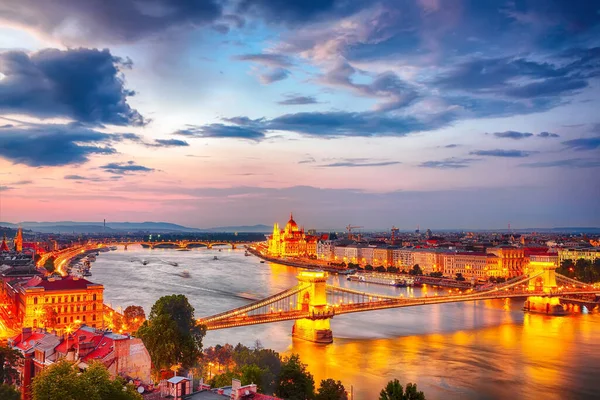 Budapeşte Şehri Akşam Sahnesi Zincir Köprüsü Tuna Nehri Ünlü Parlamento — Stok fotoğraf