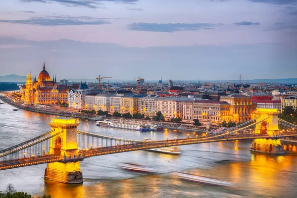 Budapest Stad Avond Scene Uitzicht Kettingbrug Donau Het Beroemde Parlementsgebouw — Stockfoto
