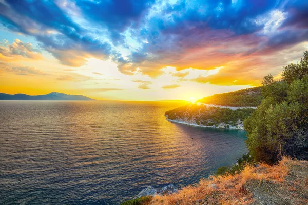 Günbatımında Makarska Riviera 'nın inanılmaz kıyı şeridi. Konum: Makarska riviera, Dalmaçya, Hırvatistan ve Avrupa