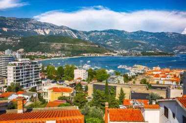 Adriyatik deniz kıyısı ve Budva şehrinin panoramik yaz manzarası. Bir sürü eski ve modern evi var. Konum: Budva, Karadağ, Balkanlar, Avrupa