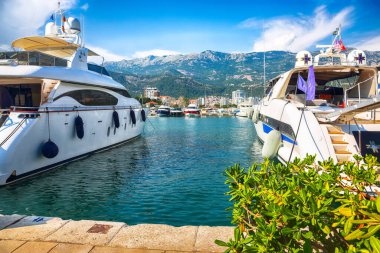 Budva 'ya demirlemiş tekne ve yatlarla dolu liman manzarası. Konum: Budva, Karadağ, Balkanlar, Avrupa