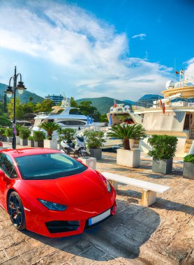 Budva 'ya demirlemiş tekne ve yatlarla dolu liman manzarası. Konum: Budva, Karadağ, Balkanlar, Avrupa