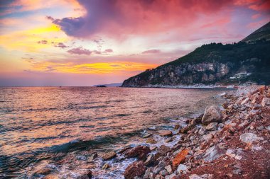 Gün batımında Karadağ 'ın Petrovac körfezindeki sahilde dev kayalar. Konum: Petrovac kenti, Karadağ, Balkanlar, Avrupa