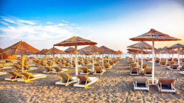 Ulcinj 'deki Great Beach' in (Velika Plaza) bir parçası olan Copacabana plajındaki güneş şemsiyeleri ve şezlonglar. Konum: Ulcinj, Karadağ, Balkanlar, Avrupa