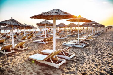 Ulcinj 'deki Great Beach' in (Velika Plaza) bir parçası olan Copacabana plajındaki güneş şemsiyeleri ve şezlonglar. Konum: Ulcinj, Karadağ, Balkanlar, Avrupa