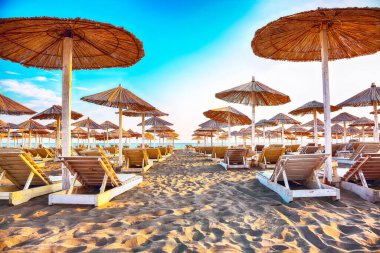 Ulcinj 'deki Great Beach' in (Velika Plaza) bir parçası olan Copacabana plajındaki güneş şemsiyeleri ve şezlonglar. Konum: Ulcinj, Karadağ, Balkanlar, Avrupa