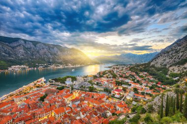 Lovcen Dağı 'nın tepesinden Kotor Körfezi ve Old Town' un hava akşam manzarası. Konum: Kotor Körfezi, Karadağ, Avrupa